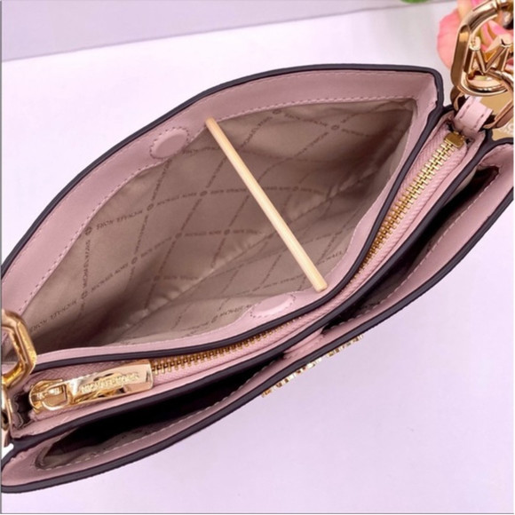 New Michael Kors Trisha Medium Logo
Crossbody Bag - Picture 13 of 15